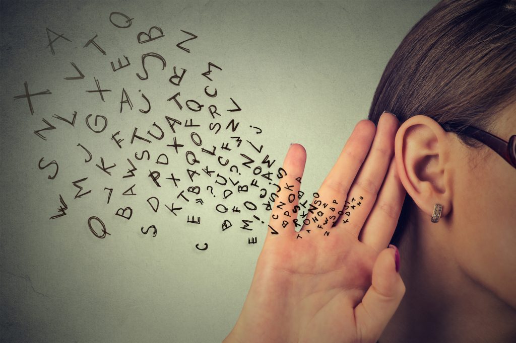 1. Khái Niệm Về Kỹ Năng Lắng Nghe Lắng nghe là quá trình tiếp nhận, phân tích và thấu hiểu thông tin từ người khác. Không chỉ là việc nghe bằng tai, mà còn cần cảm nhận bằng trái tim và sự chú ý chân thành. Kỹ năng này đóng vai trò quan trọng trong giao tiếp và cần được rèn luyện lâu dài để nâng cao hiệu quả. 2. Tầm Quan Trọng Của Kỹ Năng Lắng Nghe Lắng nghe tốt giúp bạn tạo dựng mối quan hệ bền vững, giảm xung đột và cải thiện hiệu suất công việc. Khi người khác cảm thấy được lắng nghe và tôn trọng, họ sẽ tin tưởng và dễ dàng chia sẻ hơn. Đây là nền tảng vững chắc cho mọi cuộc trò chuyện hiệu quả. 3. Các Loại Hình Lắng Nghe Lắng nghe có nhiều hình thức như chủ động, thụ động, cảm xúc và phản hồi. Mỗi loại có vai trò và ứng dụng khác nhau tùy vào tình huống. Việc hiểu và sử dụng linh hoạt các hình thức này sẽ giúp bạn giao tiếp hiệu quả hơn. 4. Cách Phát Triển Kỹ Năng Lắng Nghe Muốn cải thiện kỹ năng lắng nghe, bạn cần học cách tập trung, sử dụng ngôn ngữ cơ thể và đặt câu hỏi mở. Ngoài ra, việc phản hồi đúng lúc và ghi nhận cảm xúc người nói cũng giúp tăng độ tin cậy và gắn kết trong giao tiếp. Rèn luyện thường xuyên sẽ giúp bạn tiến bộ rõ rệt. 5. Những Lỗi Thường Gặp Khi Lắng Nghe Một số sai lầm phổ biến gồm ngắt lời, thiếu tập trung và nghe để phản biện. Những lỗi này khiến người đối diện cảm thấy không được tôn trọng hoặc bị phớt lờ. Nhận diện và tránh các lỗi này là bước quan trọng để cải thiện khả năng lắng nghe của bản thân. 6. Lợi Ích Của Việc Rèn Luyện Kỹ Năng Lắng Nghe Khi lắng nghe hiệu quả, bạn sẽ xây dựng được mối quan hệ tích cực, giảm mâu thuẫn và tăng khả năng giải quyết vấn đề. Đồng thời, kỹ năng giao tiếp cũng được nâng cao đáng kể. Đây là một kỹ năng thiết yếu giúp bạn thành công trong cả công việc và cuộc sống. 7. Kết Luận Kỹ năng lắng nghe là nền tảng cho mọi mối quan hệ tốt đẹp và giao tiếp hiệu quả. Hãy đầu tư thời gian để rèn luyện mỗi ngày để cải thiện khả năng thấu hiểu và tạo dựng sự kết nối sâu sắc với người khác. Việc lắng nghe không chỉ giúp người khác cảm thấy được trân trọng, mà còn giúp bạn trưởng thành hơn trong giao tiếp.